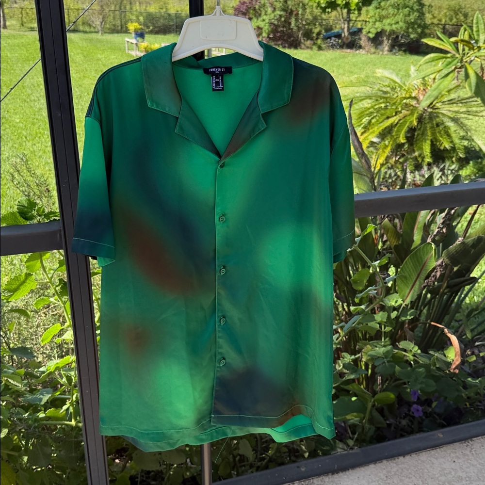 Forever 21 medium men’s Green SATIN button down short sleeve SHIRT
